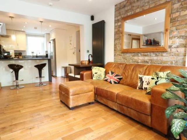 Apartment for rent in Lyons, Greater London