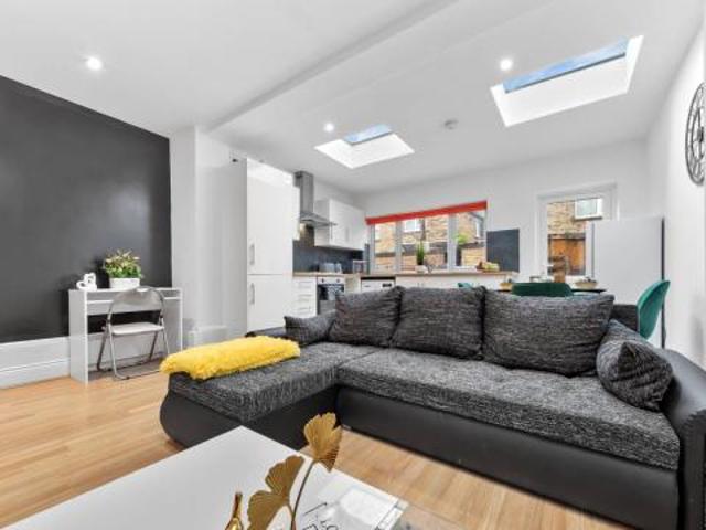Apartment for rent in Lyons, Greater London