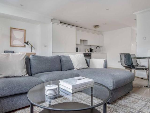 Apartment for rent in Lyons, Greater London