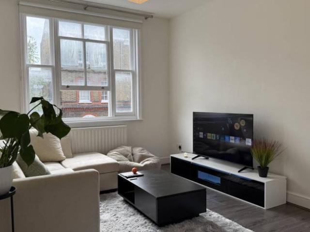 Apartment for rent in Lyons, Greater London