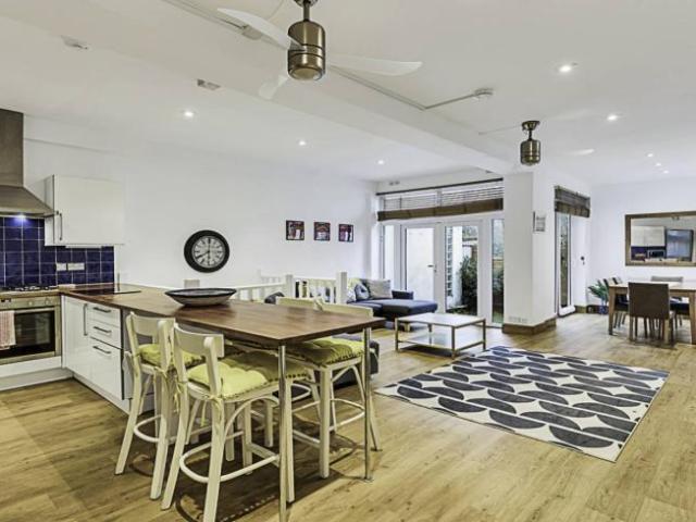 Apartment for rent in Lyons, Greater London