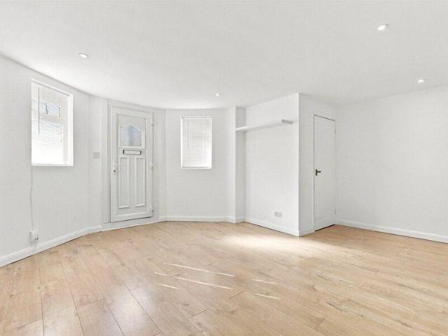 Apartment for rent in Cat Hill, England