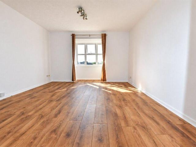 Apartment for rent in Cat Hill, England