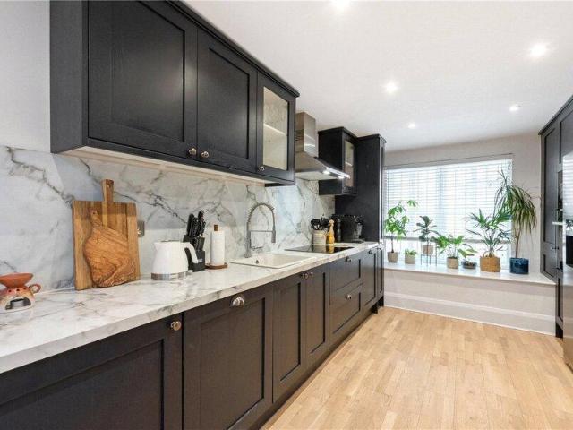 Apartment for rent in Cat Hill, England