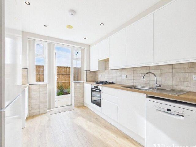 Bungalow for rent in Cat Hill, England