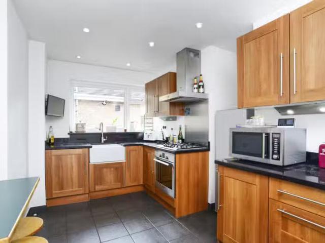 Apartment for rent in Blackhills, Surrey