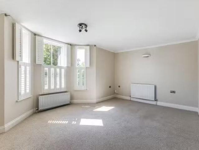 Apartment for rent in Blackhills, Surrey