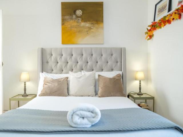 Room for rent in The Hale, Greater London