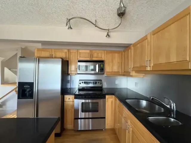 Townhouse for rent in Renfrew, Calgary
