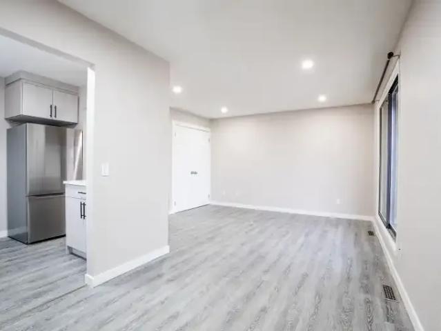 Townhouse for rent in Bowness, Calgary