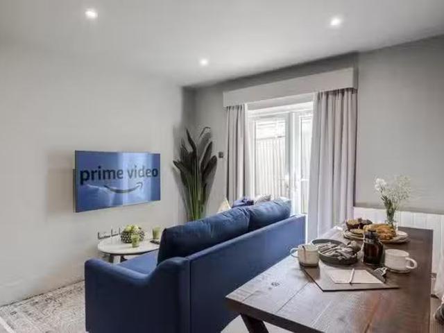 Apartment for rent in Furzedown, Greater London