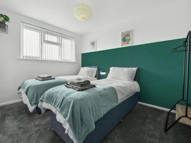 House for rent in Whitnash, Green Close
