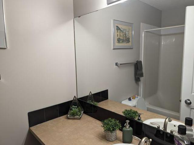 Room for rent in Ellerslie Crossing, Edmonton