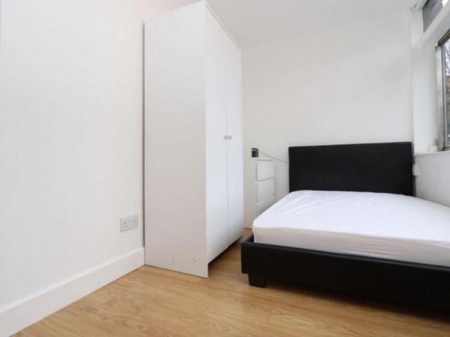 Room for rent in Kilburn, Greater London