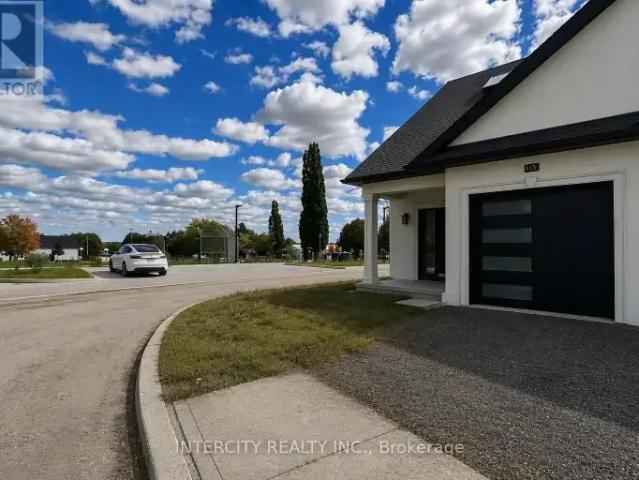 Townhouse for rent in Bradford West Gwillimbury, Central Ontario