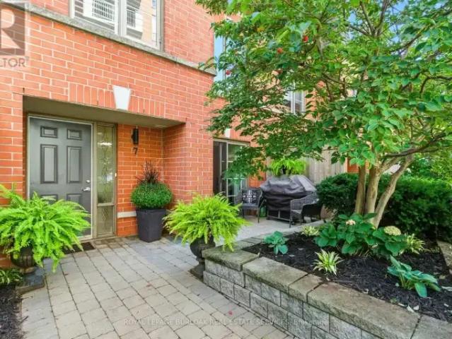 Townhouse for rent in Burlington, Ontario