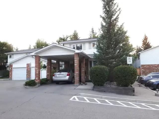 Townhouse for rent in Oakridge, Calgary