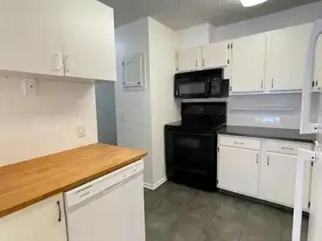 Townhouse for rent in Oakridge, Calgary