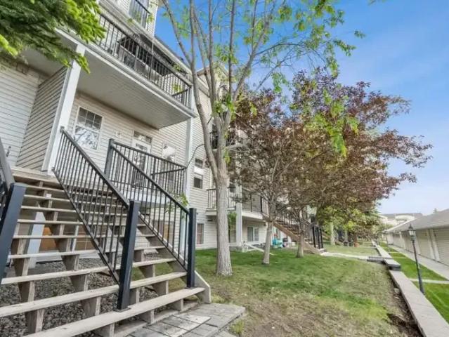 Townhouse for rent in Springbank Hill, Calgary
