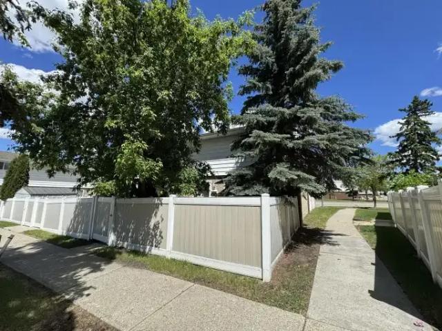 Townhouse for rent in Wedgewood, Alberta