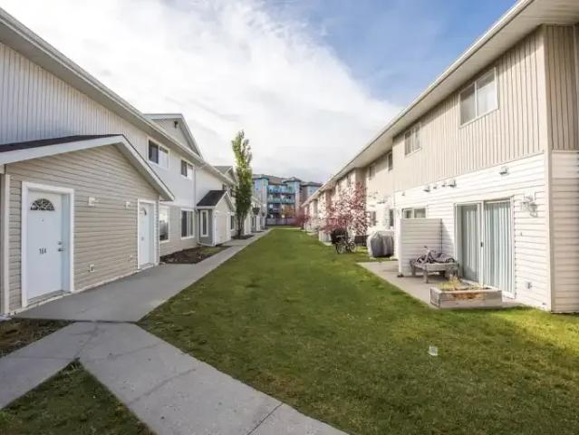 Townhouse for rent in Rolly View, Alberta