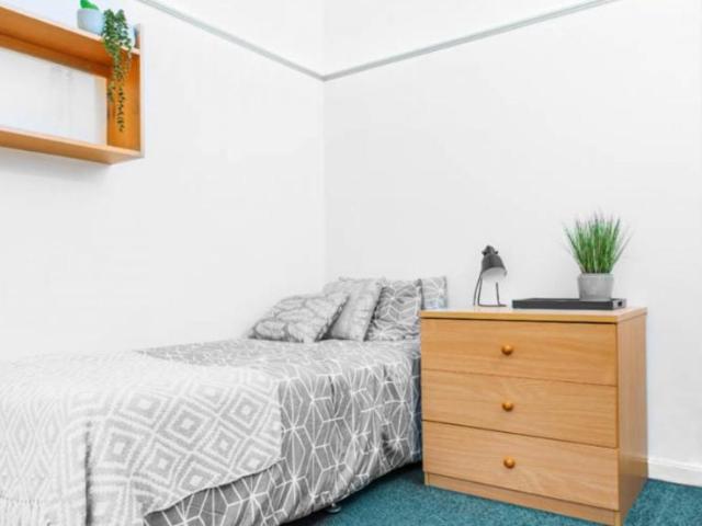 Room for rent in Weetwood, West Yorkshire
