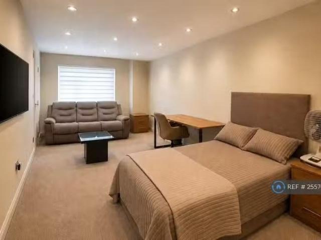 House for rent in Burnt Oak, Greater London