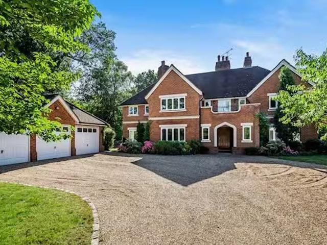House for rent in Row Town, Surrey