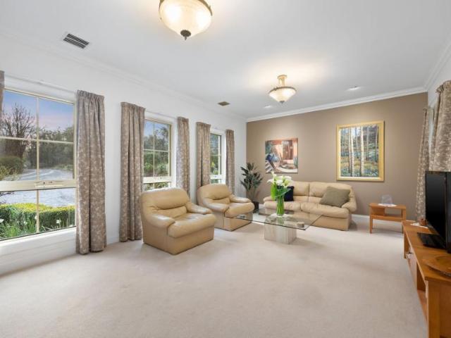 House for sale in Park Orchards, Melbourne