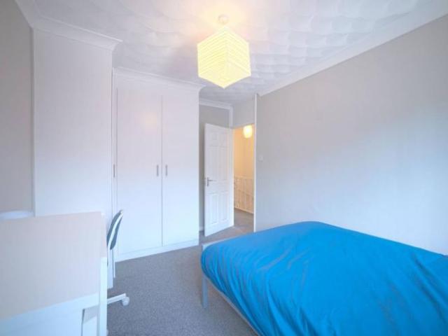 Room for rent in Lyons, Greater London