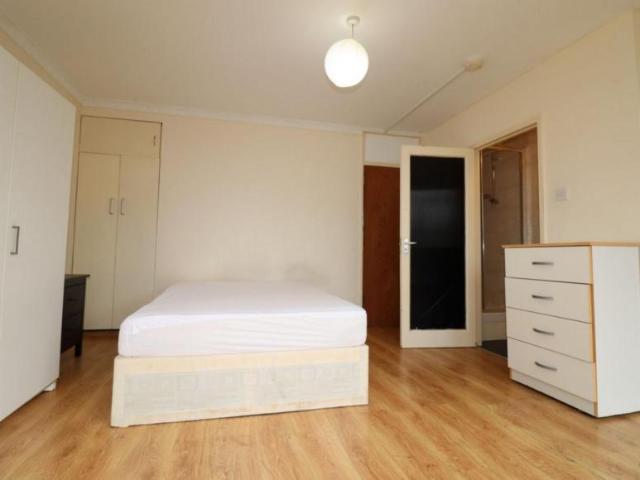 Room for rent in Poplar Grove, Greater London