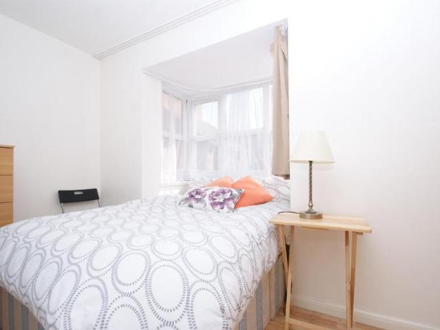 Room for rent in London Borough of Ealing, Park Royal