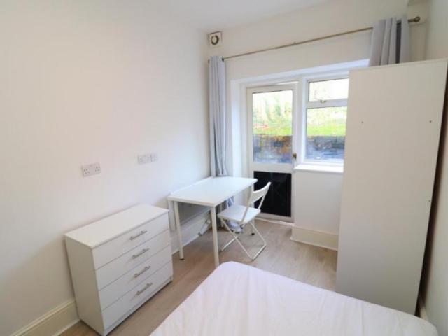Room for rent in Brondesbury, Greater London