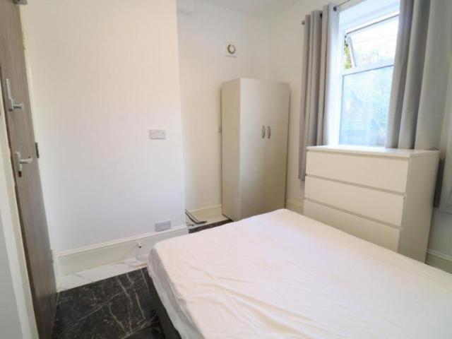 Room for rent in Brondesbury, Greater London