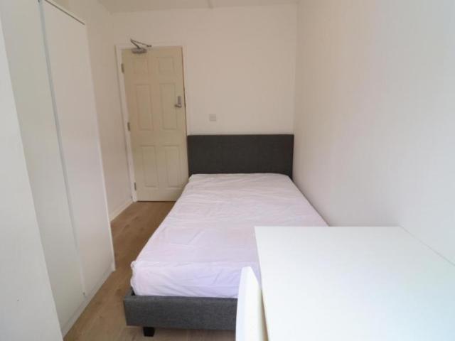 Room for rent in Brondesbury, Greater London