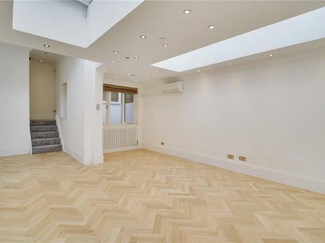 House for rent in Cat Hill, England