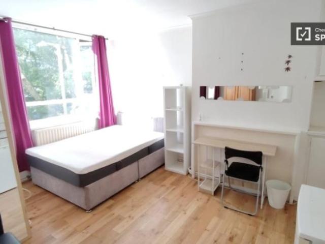 Room for rent in Lyons, Greater London