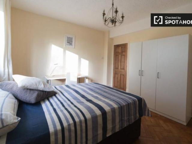 Room for rent in Lyons, Greater London
