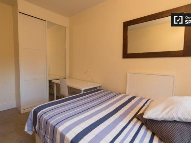 Room for rent in Lyons, Greater London
