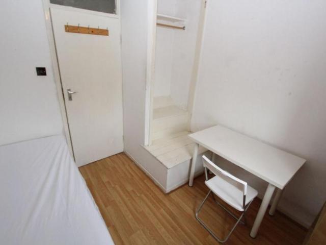 Room for rent in Cann Hall, Greater London