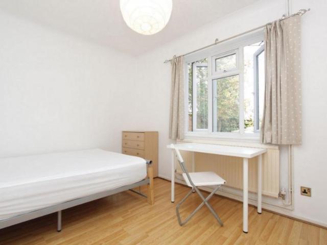 Room for rent in Cann Hall, Greater London