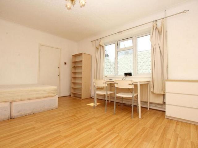 Room for rent in Cann Hall, Greater London