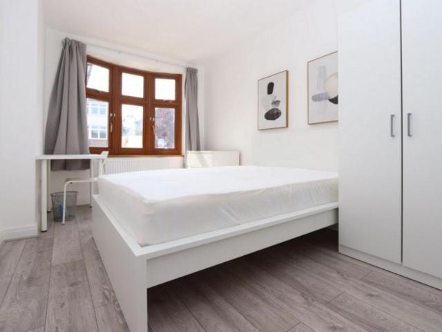 Room for rent in Clayhall, Greater London