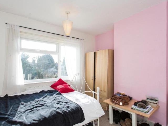 Room for rent in Clayhall, Greater London
