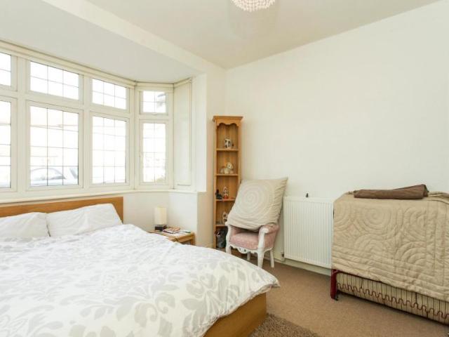 Room for rent in Clayhall, Greater London
