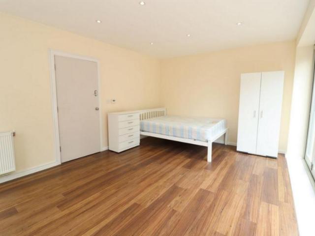 Room for rent in London Borough of Ealing, Greater London