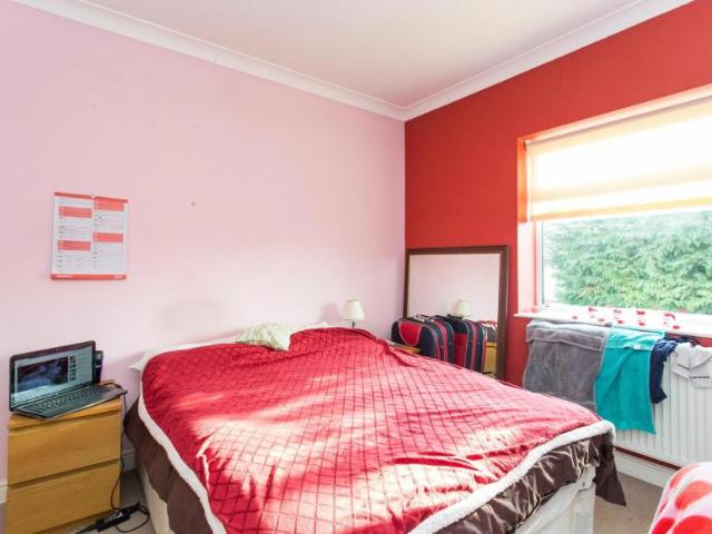 Room for rent in Clayhall, Greater London