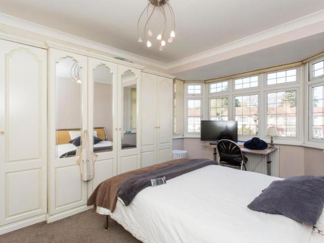 Room for rent in Clayhall, Greater London