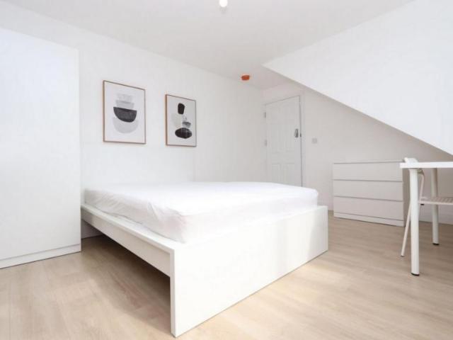 Room for rent in Clayhall, Greater London