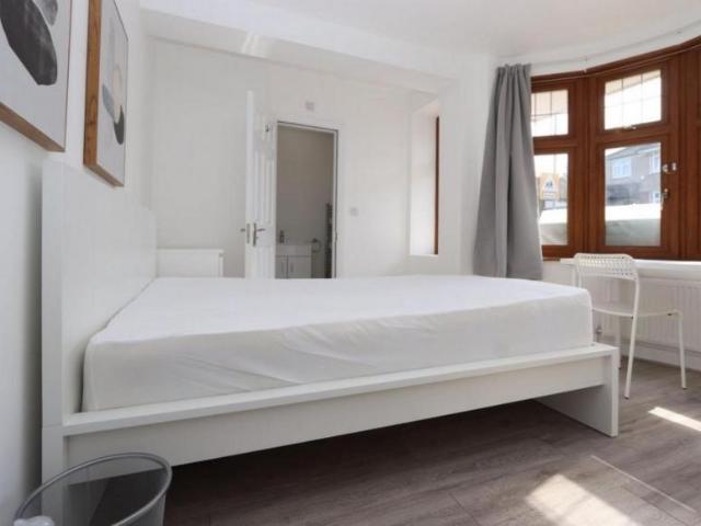 Room for rent in Clayhall, Greater London